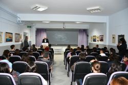 Çeşme Kaymakamımız Sayın Mehmet Maraşlı ve eşleri Sayın Arzu Güleryüz Maraşlı Çanakkale Savaşını anlatan resim sergisinin açılışına katıldılar. 