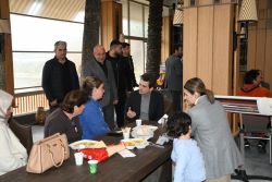 Çeşme Kaymakamımız Sayın Mehmet Maraşlı deprem bölgesinden gelerek ilçemizdeki otellere yerleşen vatandaşlarımızı ziyarete devam etti.