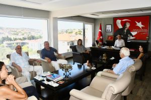 Kaymakamımız Sayın Mehmet MARAŞLI’yı yazar Gülnur Özfer GÖRGÜN ile eski voleybolcularımız makamında ziyaret ettiler.