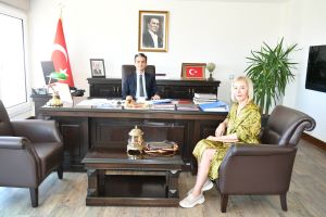 Çeşme Rotary Kulübü Başkanı Canan ATATEKİN ŞUMLU, Kaymakamımız Sayın Mehmet MARAŞLI'yı makamında ziyaret etti.