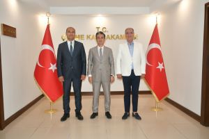 Meteoroloji 2. Bölge Müdürü Musa DEVECİ ve Çeşme Meteoroloji Müdürü Gürhan RASAN Kaymakamımız Sayın Mehmet MARAŞLI'yı makamında ziyaret etti.